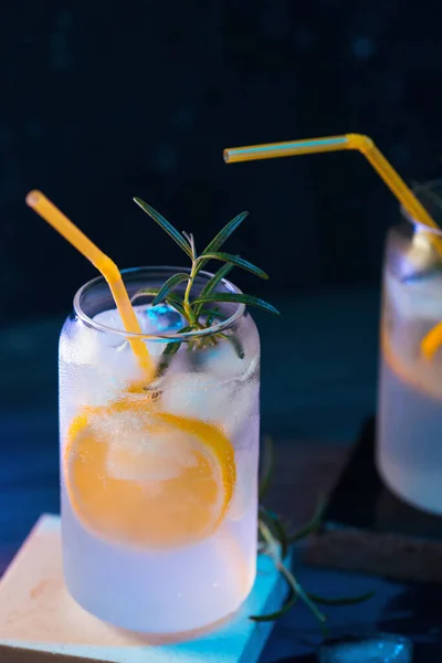 Sommer Eiscocktail Mit Zitrone Rosmarin Und Gin Kreative Stylische Gläser — Stockfoto