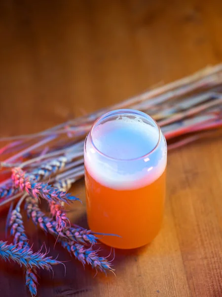 Δημιουργικό Ποτήρι Αφιλτράριστης Μπύρας Ξύλινο Τραπέζι Χρωματιστό Φόντο Αυτιά Σιταριού — Φωτογραφία Αρχείου