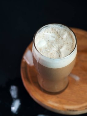 Bir bardak buzlu kahve, üzerinde dondurma olsun.