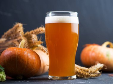 Oktoberfest bira sezonluk süslemesi karanlık bir masada