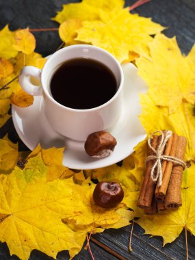 Sarı akçaağaç yapraklı beyaz espresso fincanı.