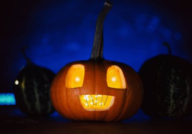 Karanlıkta parlayan korkunç balkabağı feneri mavi ışıklar ve demir diş iğneleriyle