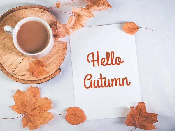 Eine Tasse Kaffee Mit Milch Trockene Herbstblätter Ein Weißer Tisch — Stockfoto