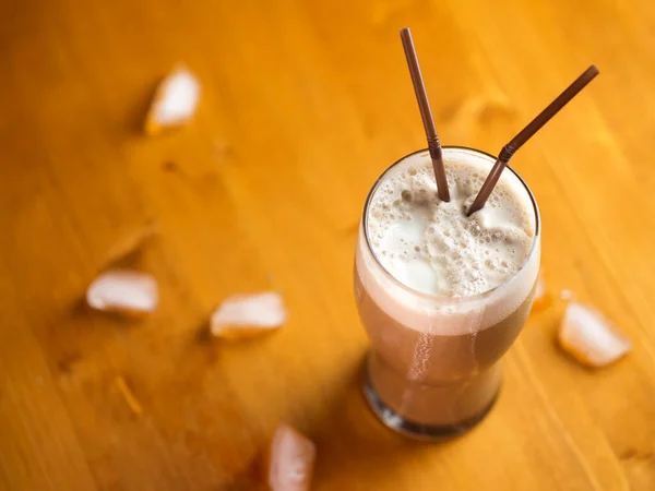 Eiskaffee Latte Mit Eis Glas Auf Einem Holztisch — Stockfoto