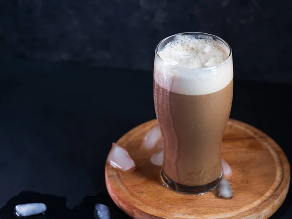 Ein Glas Eiskaffee Mit Eis Auf Dem Dunklen Tisch — Stockfoto