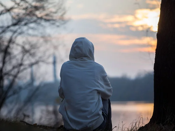 Jovem Solitário Senta Margem Rio Pôr Sol Outono Humor Depressivo — Fotografia de Stock