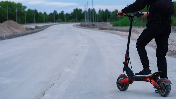 Transporte Eléctrico Urbano Moderno Hombre Monta Scooter Eléctrico Copiar Espacio — Foto de Stock