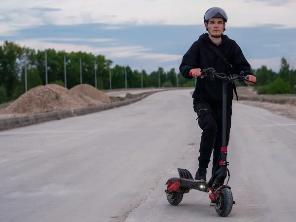 Joven Que Lleva Casco Monta Potente Scooter Eléctrico Moderno Una — Foto de Stock