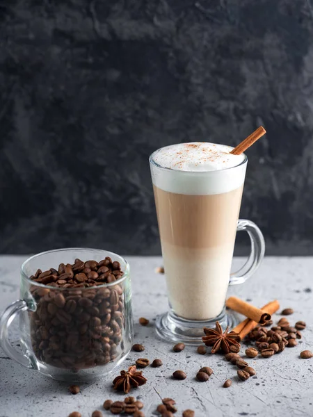 Layered Latte Koffie Tafel Een Hoog Glas Geroosterde Koffiebonen Kaneelstokjes — Stockfoto