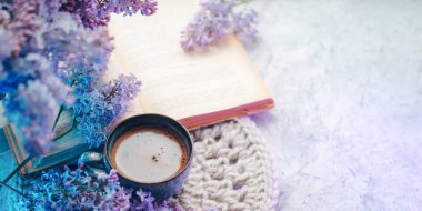 Espresso kahveli seramik bardak, çiçek açan leylaklar ve eski bir kitap, örgü peçete, fotokopi alanı olan beyaz taş masa.