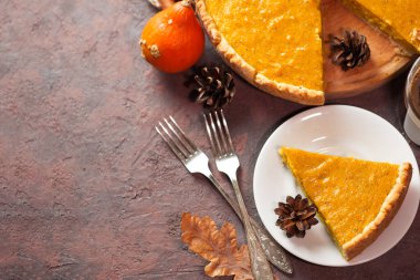 Şükran Günü için bir dilim balkabağı Amerikan pastası.