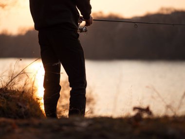 Sonbaharda gün batımında balık tutmak