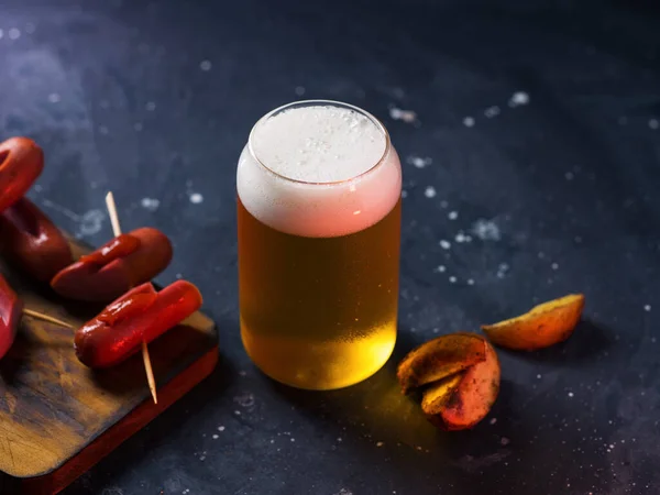 Bicchiere Birra Leggera Uno Spuntino Patate Rustiche Salsicce — Foto Stock