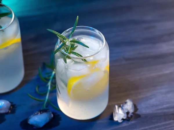 Koude Zomerlimonade Met Citroen Rozemarijn Glazen Kopieer Ruimte Houten Tafel — Stockfoto