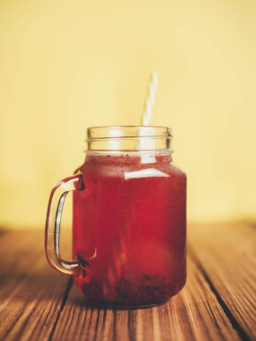 Ahşap masada ahududulu kırmızı limonata