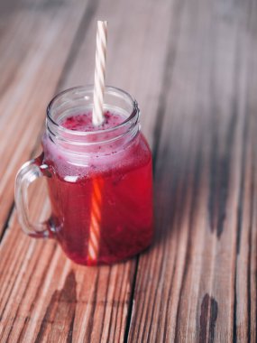 Ahşap masada ahududulu kırmızı limonata