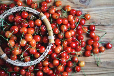 Tahta bir masada tatlı kiraz