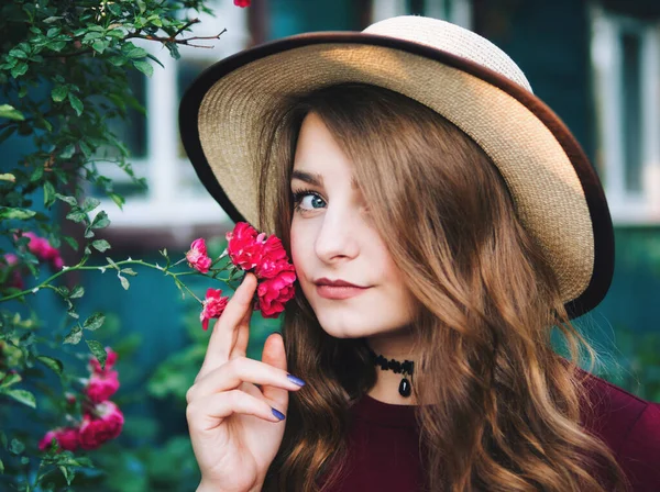 Porträt Eines Mädchens Auf Einem Hintergrund Aus Rosen — Stockfoto