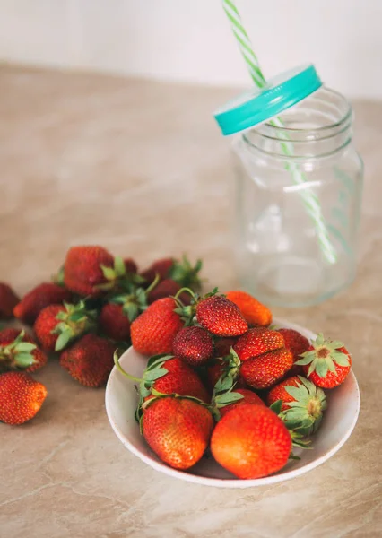 Einen Smoothie Aus Erdbeeren Zubereiten — Stockfoto
