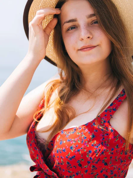 Mulher Bonita Com Sardas Seu Rosto Chapéu Retrato Fundo Mar — Fotografia de Stock