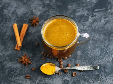 Zerdeçal, bal ve tarçınlı Oriental Kahve. Sağlıklı bir içki. Süt olmadan