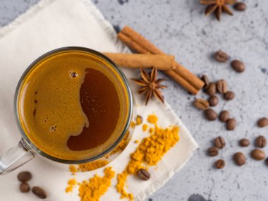 Zerdeçal, bal ve tarçınlı Oriental Kahve. Sağlıklı bir içki. Süt olmadan