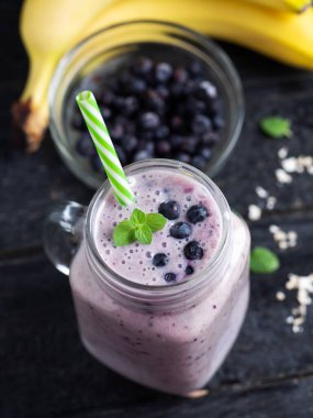 Böğürtlenli ve muzlu bir kavanoz koyu smoothie.