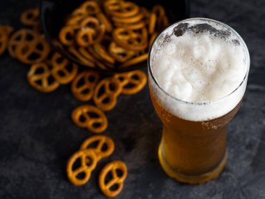 Bir bardak buğday birası ve geleneksel atıştırmalık tuzlu kraker.