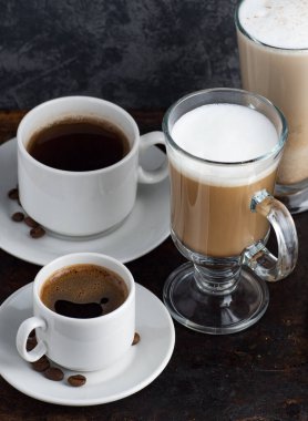 Bardakta ve fincanda farklı kahve çeşitleri var.