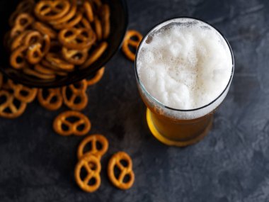 Bir bardak buğday birası ve geleneksel atıştırmalık tuzlu kraker.