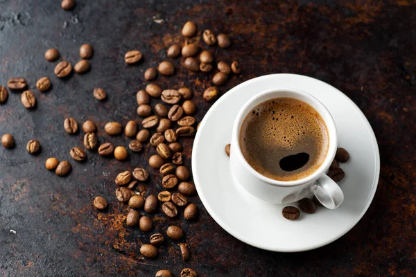 Witte Espresso Koffiekop Koffiebonen Roestige Donkere Achtergrond — Stockfoto