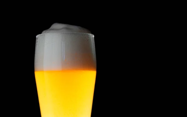 コピースペースとの暗い背景に小麦ビールのガラス — ストック写真