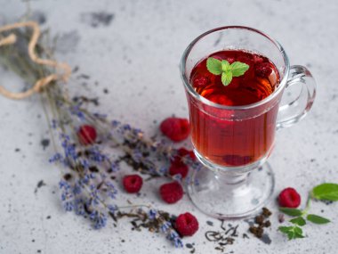 Bardakta ahududu ve kırmızı çay.