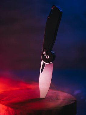 Katlanan güzel bıçak, modaya uygun renkler neon dumanlı arka plan