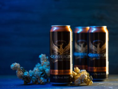 Bryansk, Rusya, 26 Şubat 2021: Masada bir kutu Grimbergen Belçika birası