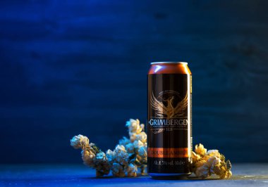 Bryansk, Rusya, 26 Şubat 2021: Masada bir kutu Grimbergen Belçika birası