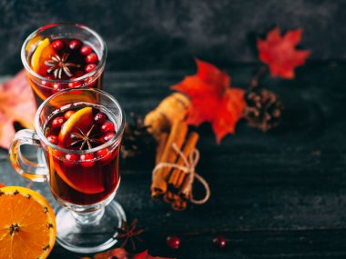 İki bardak alkollü şarap, ahşap bir masada tarçınlı, portakallı, anason