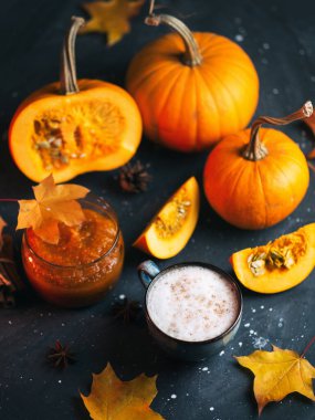 Sonbahar sarı akçaağaç yapraklı tarçınlı kahve fincanında ev yapımı balkabağı kahvesi.