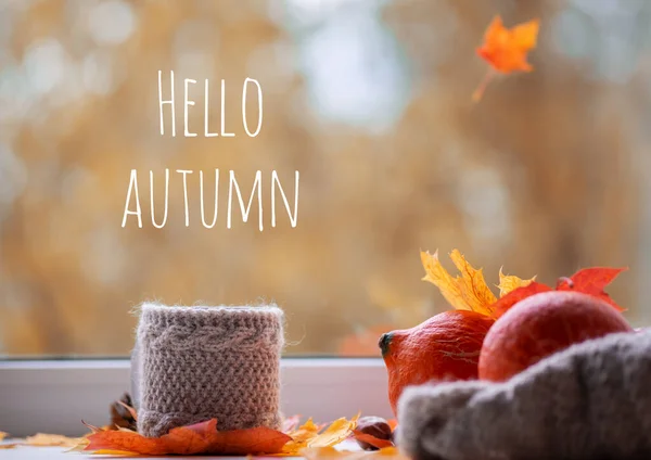 Hallo Herbst Kaffeetasse Fenster Mit Herbstblättern — Stockfoto