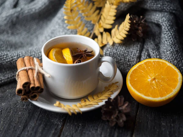 Outono Inverno Chá Saudável Com Laranja Canela Anis Uma Mesa — Fotografia de Stock