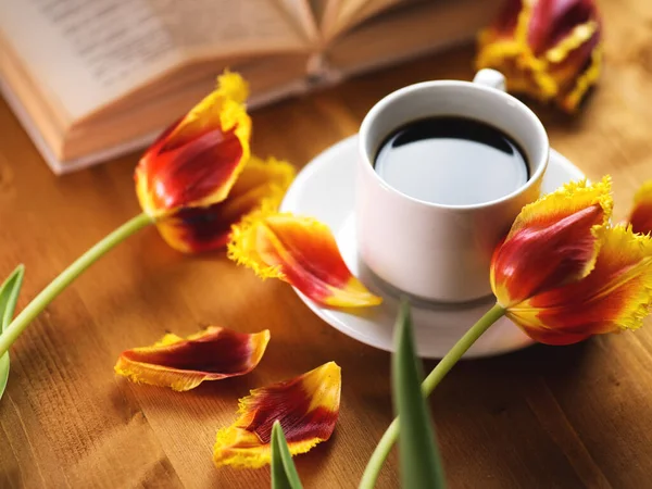 Una Taza Café Hermosos Tulipanes Primavera Libro Sobre Una Mesa —  Fotos de Stock