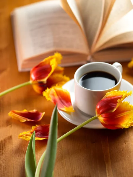 Una Taza Café Hermosos Tulipanes Primavera Libro Sobre Una Mesa —  Fotos de Stock