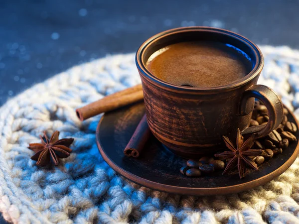 Örgü Peçeteye Örülmüş Güzel Bir Kahve Fincanı Tarçınlı Kahve Anason — Stok fotoğraf