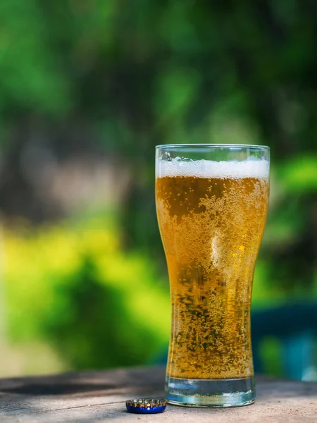 Vaso Cerveza Ligera Sobre Mesa Jardín — Foto de Stock