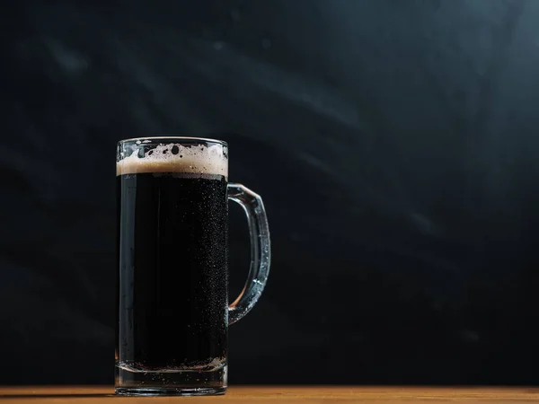 Caneca Cerveja Stout Fresco Uma Mesa Madeira Fundo Escuro — Fotografia de Stock