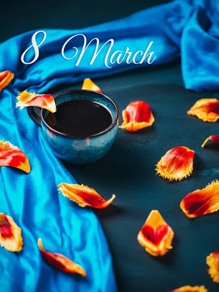 Grußkarte Vom März Keramikblaue Tasse Blauer Schleier Und Tulpenblätter Auf — Stockfoto