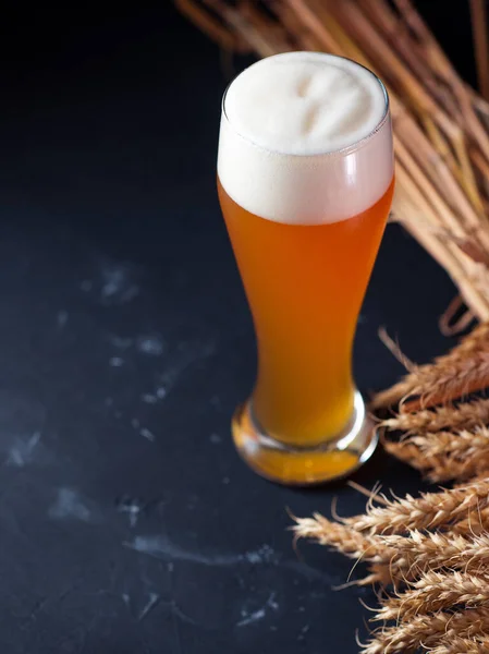 Copo Espumoso Alto Cerveja Fresca Trigo Não Filtrada Uma Mesa — Fotografia de Stock