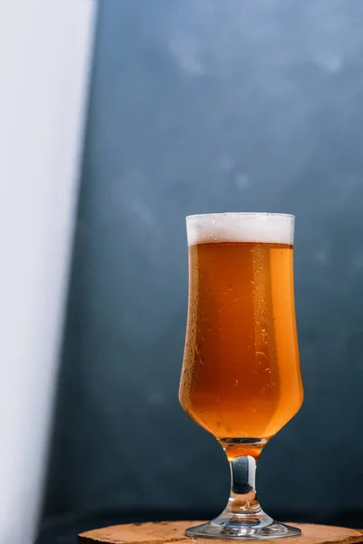 灰色の背景にペールエールの冷たいビールのガラス — ストック写真