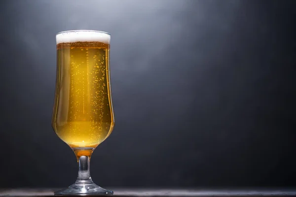 Bicchiere Birra Leggera Tavolo Cemento Nel Bar Copiare Spazio — Foto Stock