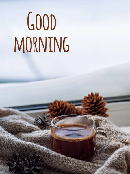 Чашка Горячего Ароматного Кофе Зимой Окна Теплым Шарфом Доброе Утро — стоковое фото